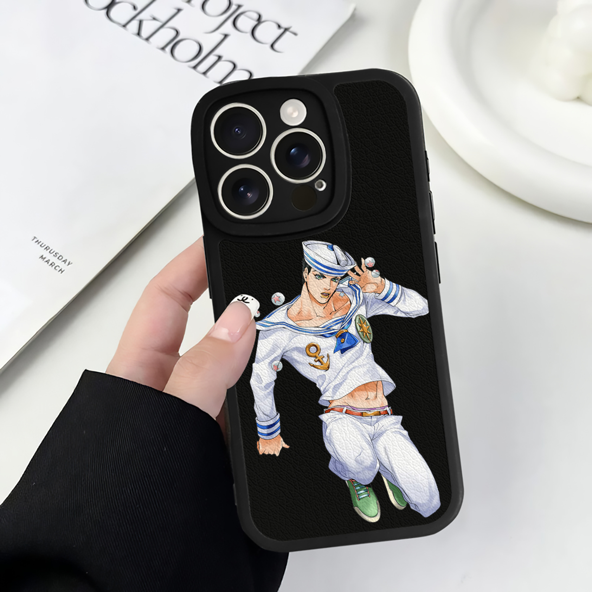 （画像用） ジョジョの奇妙な冒険 東方定助 JoJo's Bizarre Adventure Higashikata Josuke 【iPhone 16シリーズ対応】シリコンスマホケース（レザー調） 材質：シリコン